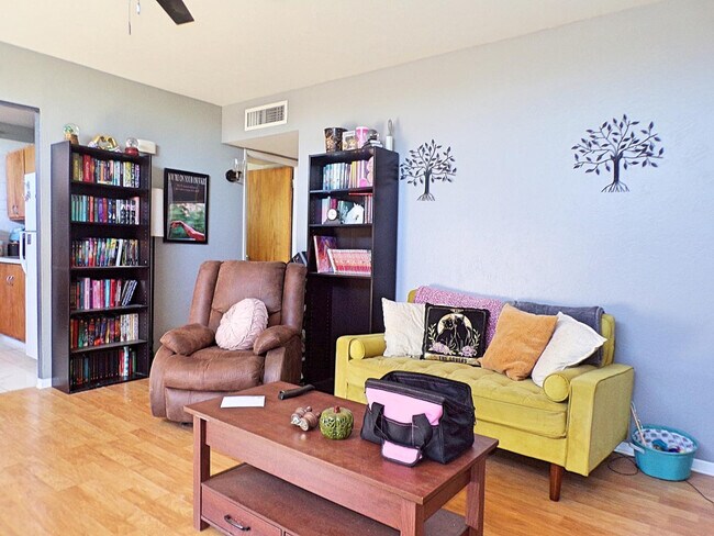 Foto del edificio - 4501 Pine Tree Dr