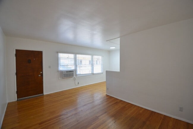 Building Photo - 10924 Camarillo St