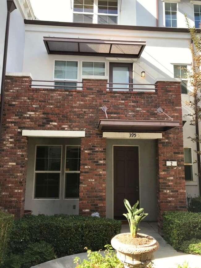 Building Photo - Located in the very popular northwest area in Glendale