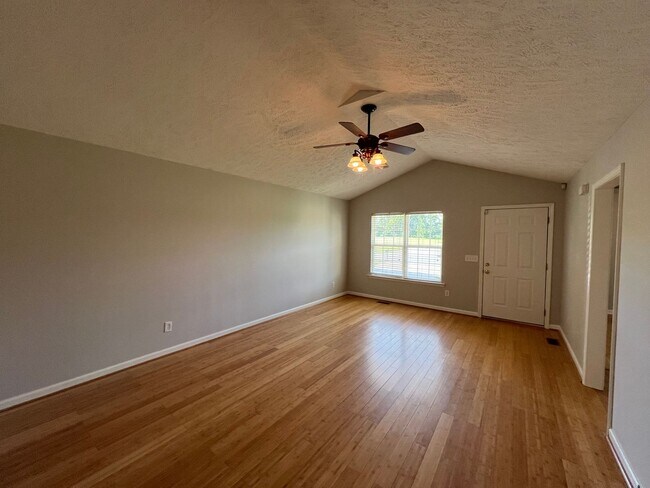 Foto del edificio - 3 BR 2 Bath home with 2 Car Garage and Hug...