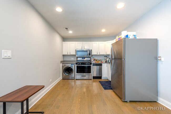 Building Photo - 1620 W Warren Blvd