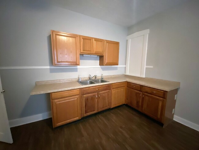 Building Photo - 2 Bedroom with Spring Rent Special!