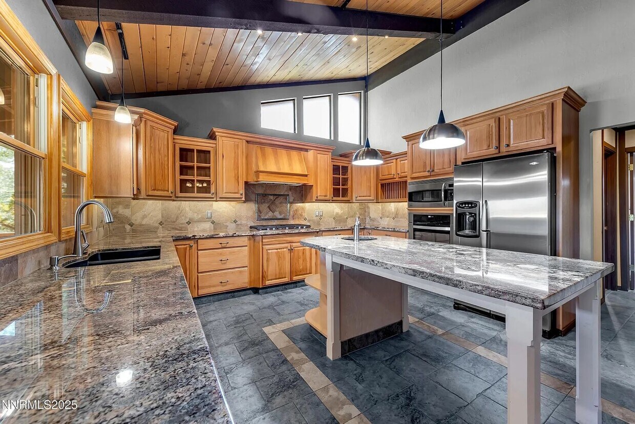 Foto principal - 4-Bed + Office | Reno Skyline Stunner | Fu...