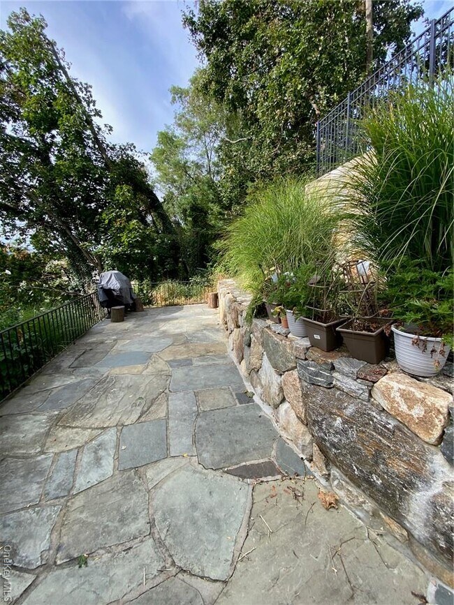 Foto del edificio - 49 Croton Point Ave