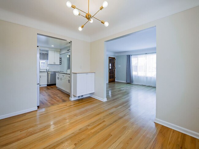 Foto del edificio - AVAILABLE NOW! Spacious 4-Bed Gem in the Heart of Clawson!