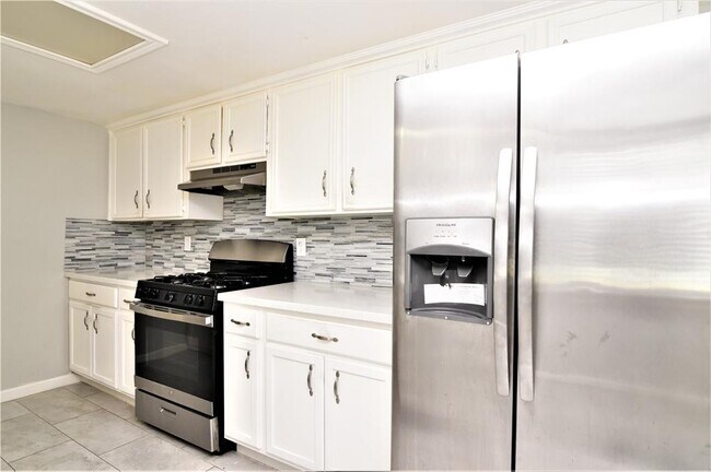 Building Photo - 530 Cambridge Village Dr