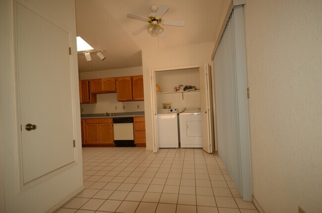 Building Photo - Cute Condo
