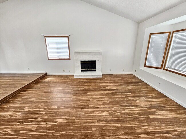 Building Photo - 528 Heatherglen Dr