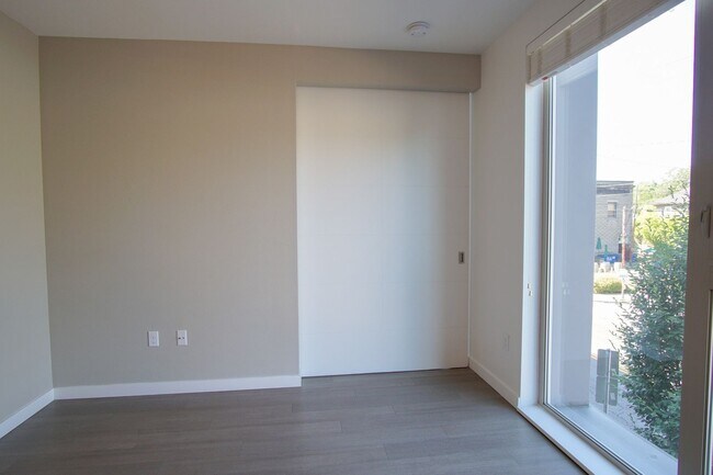 Foto del edificio - Modern & Sleek 1Bdr w/Floor-to-Ceiling Win...