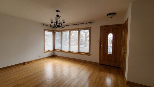 Building Photo - 7044 W Farragut Ave