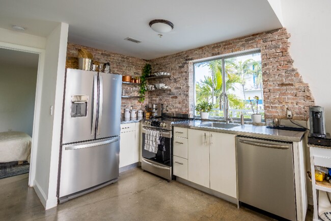 Building Photo - 7700 Collins Ave