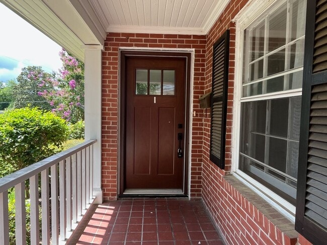 Building Photo - Beautiful 4 Bedroom with 4 Baths