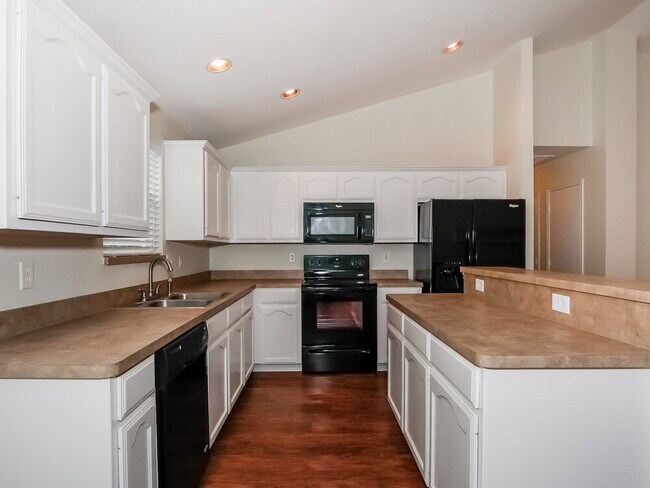 Building Photo - 913 Honey Locust Ln