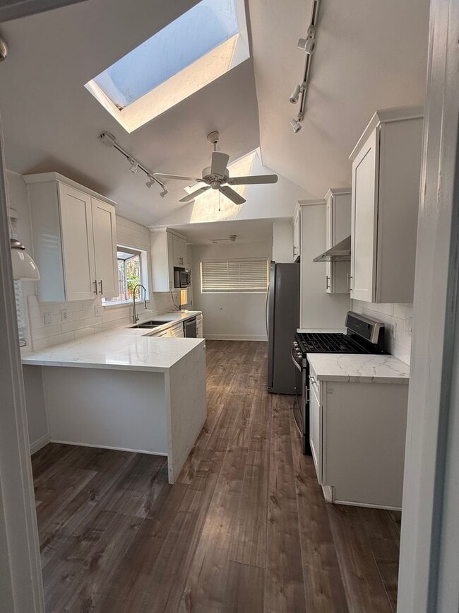 Building Photo - Remodeled 3 Bed 3 Bath House with Jacuzzi ...