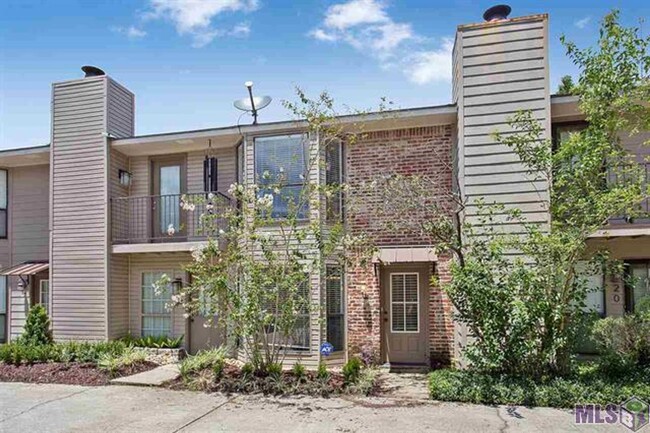 Building Photo - Two bedroom townhouse off of Jefferson and...