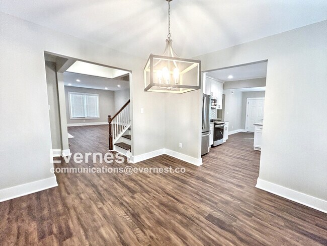 Foto del edificio - 4-Room Home in Prime Location Near Schools...