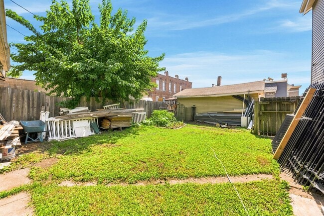 Building Photo - 511 Schirmer St