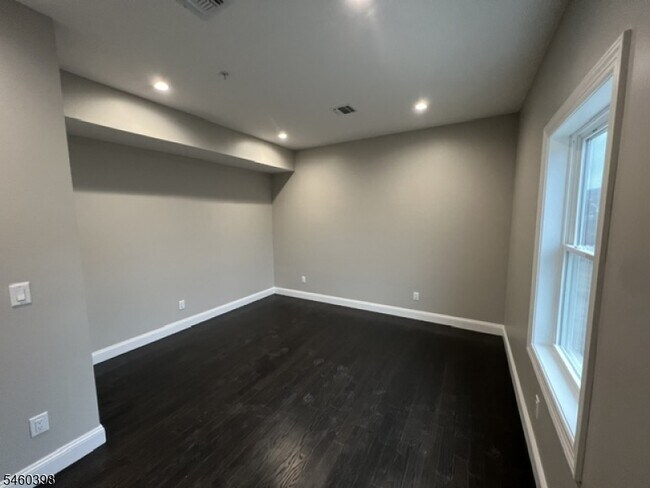 Foto del edificio - 421 Haledon Ave