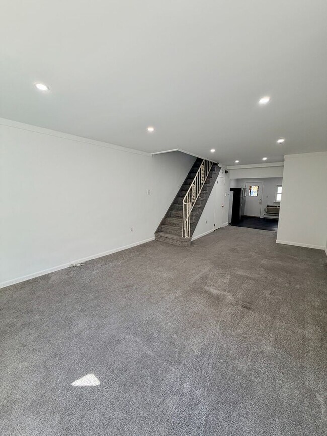 Building Photo - SPACIOUS 3bd/1.5ba at Port Richmond Home
