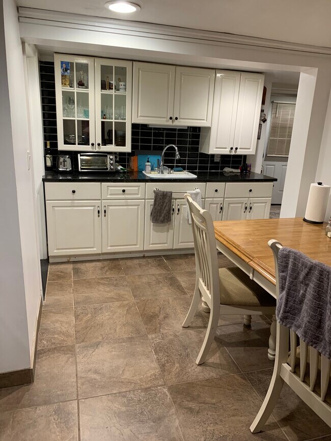 Building Photo - 828 Strang Dr