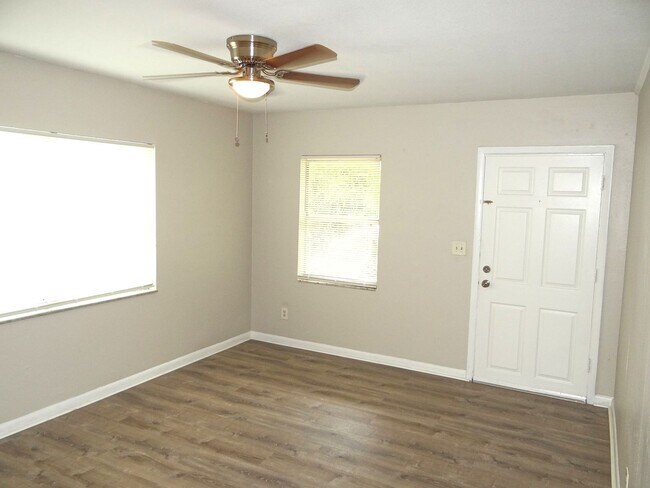 Foto del edificio - 3 Bedroom, 1 bath home - Just renovated