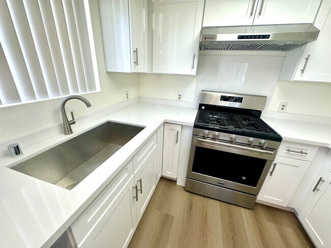 Foto del edificio - HUGGGEE UNIT. CENTRAL A/C, 2bd/1.5baths with parking. This unit is SUMMER READY!