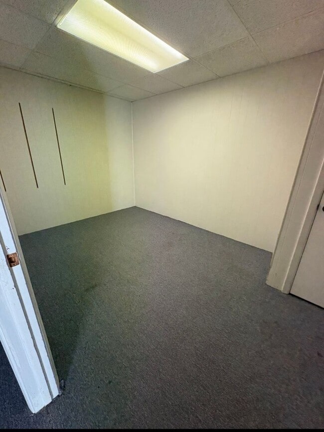 Building Photo - Centrally-Located Apartment in Homedale