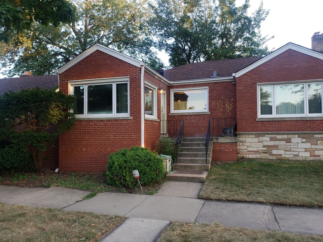 Building Photo - 9101 S Paxton Ave