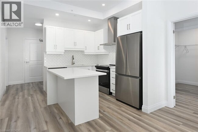 Building Photo - 153 Wilson St W