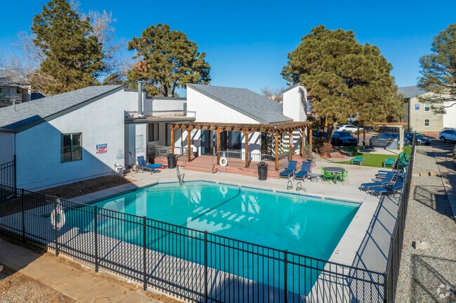 Building Photo - Pinewood Estates