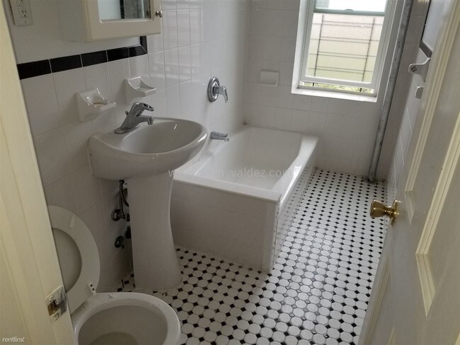 Building Photo - 1 br, 1 bath  - 2550 University Ave
