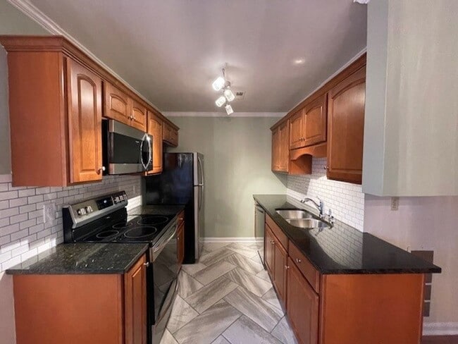 Building Photo - LOVELY WEST KNOXVILLE 2 BEDROOM CONDO IN A...