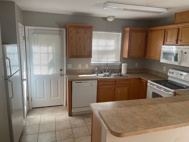 Building Photo - BEAUTIFUL 3/3 TOWNHOME FOR $1550