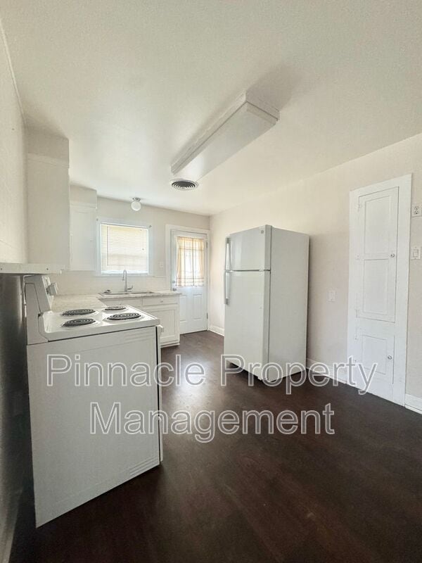 Building Photo - 1532 W Ave D
