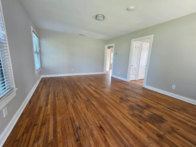 Building Photo - 605 E 12th St