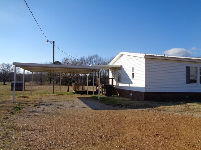 Building Photo - Enjoy peaceful country living!