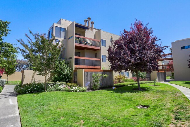 Building Photo - (3) Three Bed, (2) Two bath updated condo ...