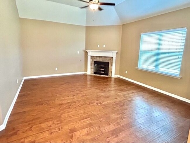 Building Photo - Now Leasing a 4-bedroom 2 bath home in Oli...