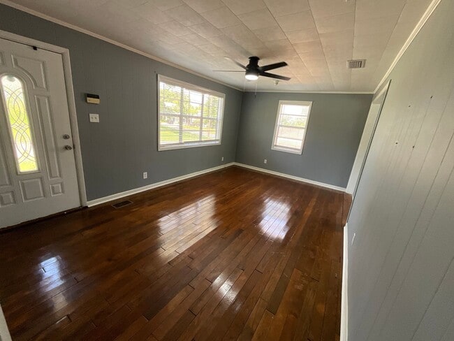 Building Photo - Adorable 3/1 in Marianna w/ Lawn Maintenance & Pest Control Included