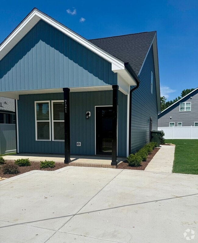 Building Photo - 721 Black Creek Rd S