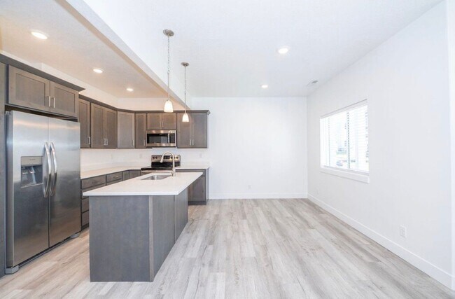 Building Photo - 46 W 460 N