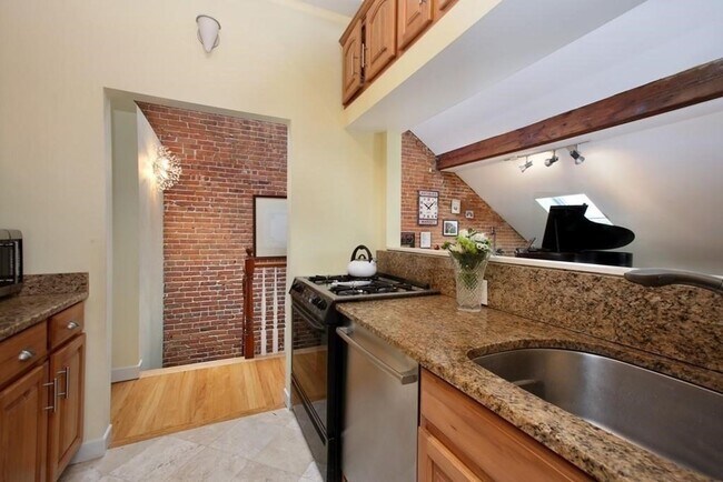 Building Photo - Top floor 2 bed on Union Park with Parking!