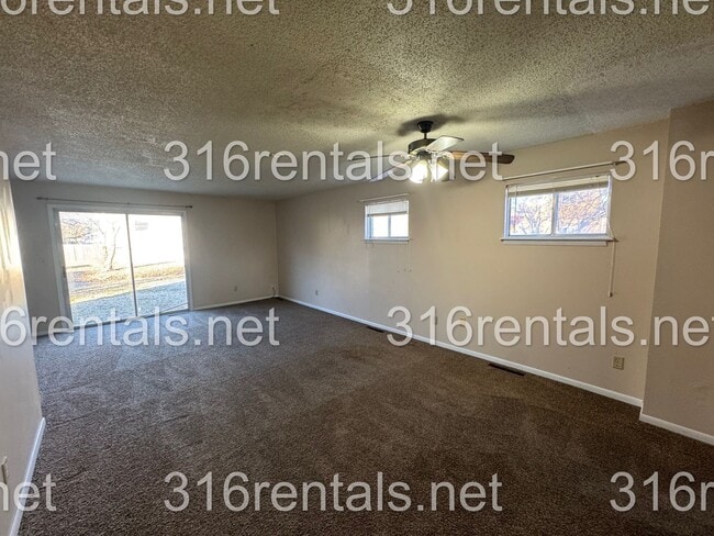 Building Photo - $850- 2 bed 1 bath - Townhomes