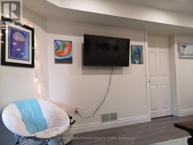 Building Photo - 53 Boulder Crescent