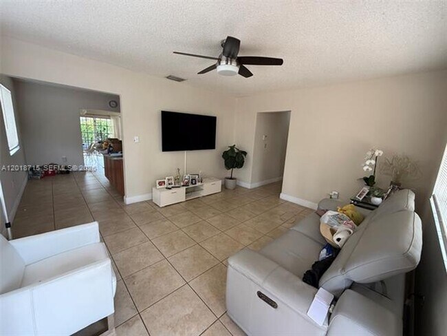 Foto del edificio - 6720 SW 21st St