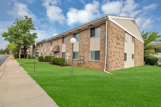 Building Photo - 1705 Robin Cir