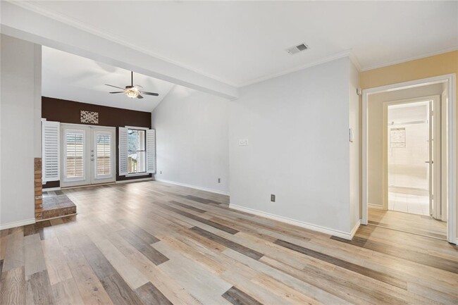 Building Photo - 7211 Lakewood Dr