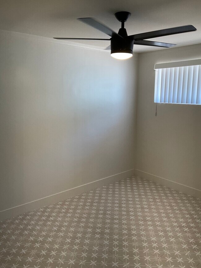 Foto del edificio - 1327 E Carol Ave