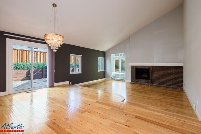 Foto del edificio - Gorgeous Home | Remodeled | Desirable Location