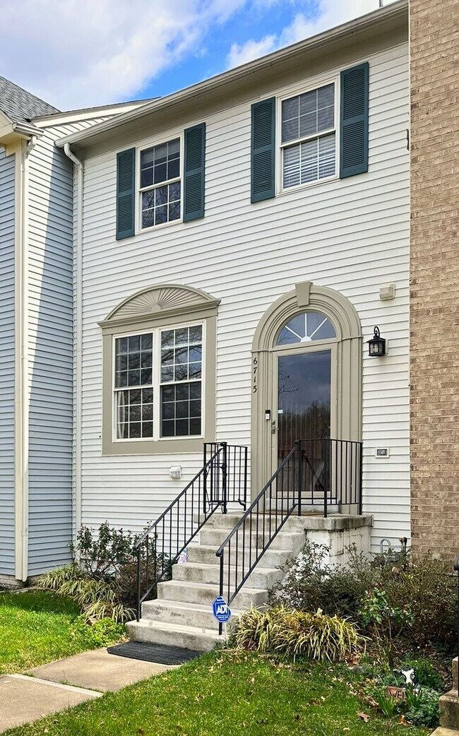 Building Photo - Wonderful townhome with recent upgrades..a...